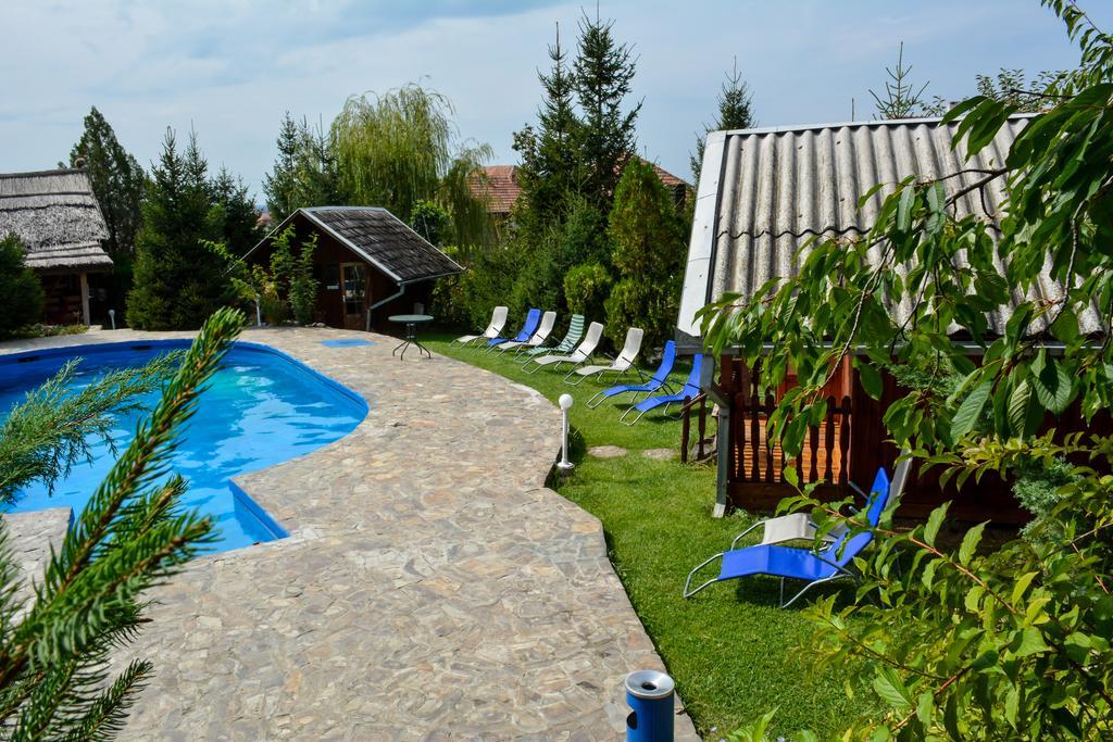 Camping Robinson Country Club Oradea Bilik gambar